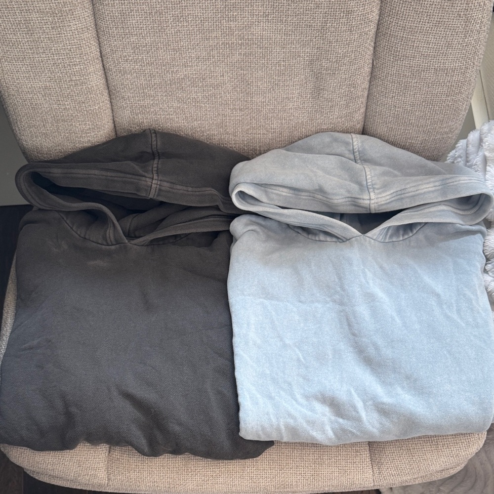 Set of Two Arie cropped Hoodies in Black and Light Blue